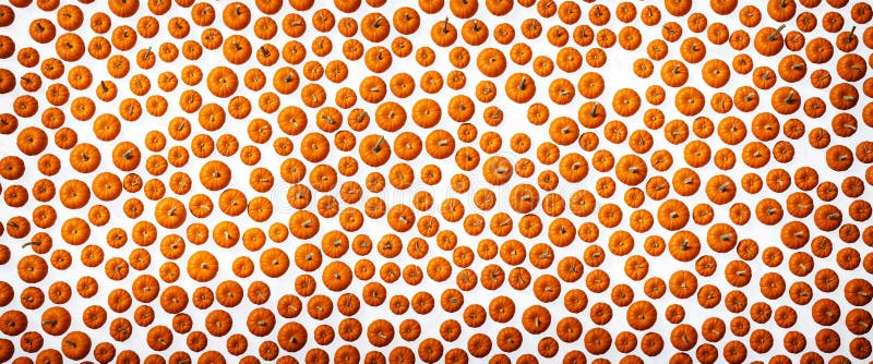 Pattern of small vibrant orange pumpkins evenly spread on a clean white background ilustração do vetor