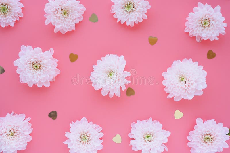 Họa tiết hoa cúc màu hồng nhạt và trái tim nhựa vàng là một sự kết hợp tuyệt vời cho những ai yêu thích những thiết kế dễ thương và lãng mạn. Với sự pha trộn tinh tế giữa màu hồng và vàng, hình ảnh này sẽ làm cho căn phòng của bạn trở nên ấm áp và lãng mạn hơn bao giờ hết. Hãy cùng tìm hiểu về họa tiết cúc và trái tim này.