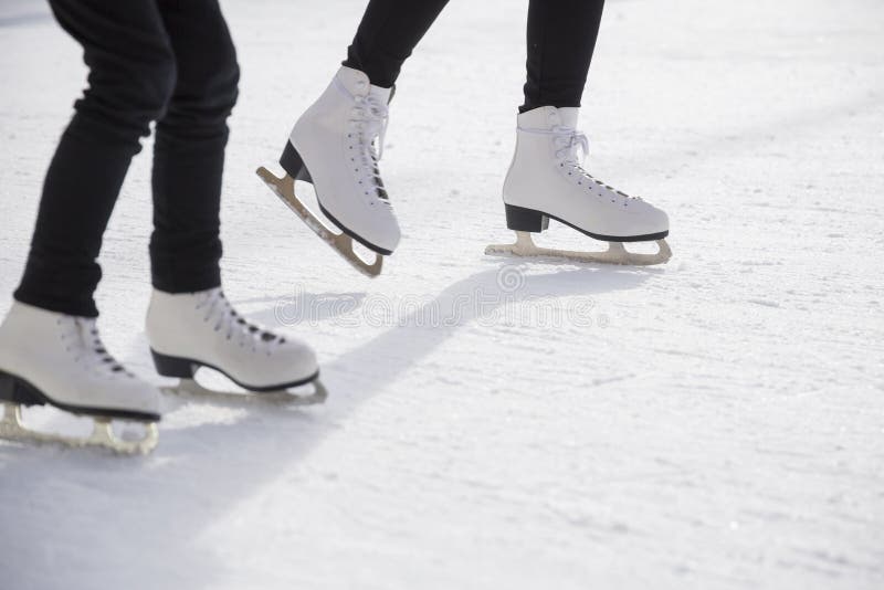 Pattinaggio su ghiaccio delle donne sulla pista di pattinaggio sul ghiaccio