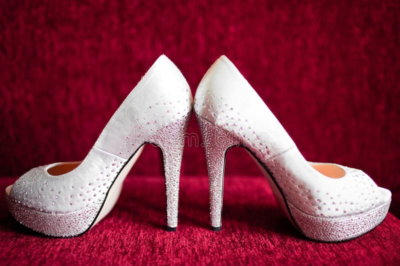 Scarpe da sposa bianche fotografia stock libera da diritti