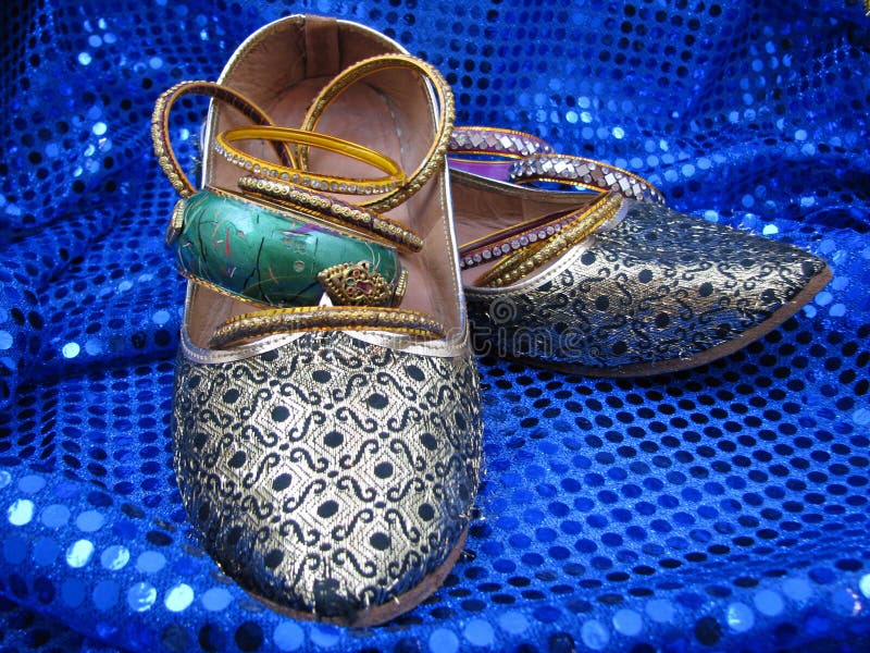 Pattini e braccialetti dell'India sui Sequins blu immagini stock Pattini e braccialetti dell'India sui Sequins blu immagini stock