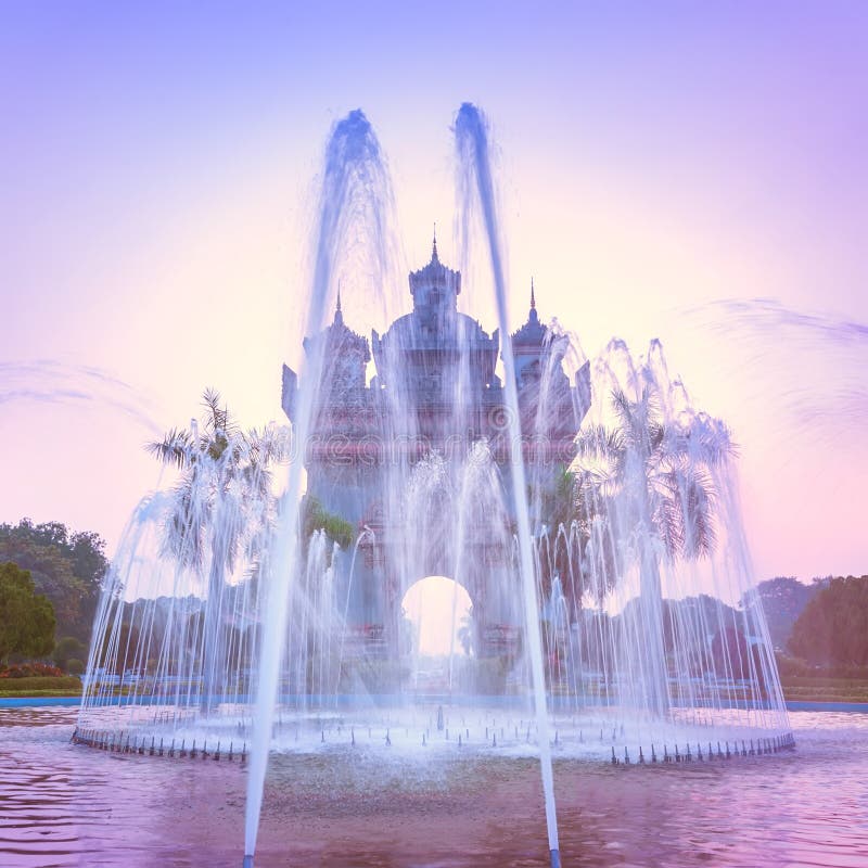 Patuxai båge eller Victory Triumph Gate monument med den främsta springbrunnen laos vientiane royaltyfri bild Patuxai båge eller Victory Triumph Gate monument med den främsta springbrunnen laos vientiane royaltyfri bild