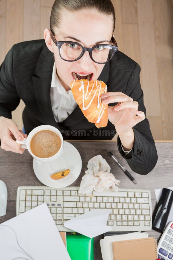 Pausa caffè dell'impiegato di concetto fotografie stock Pausa caffè dell'impiegato di concetto fotografie stock