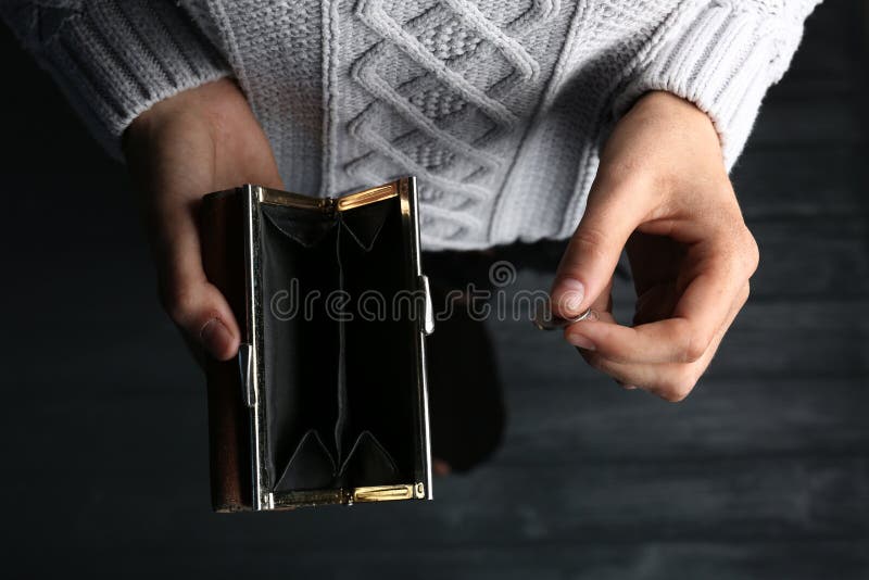Pauvre femme tenant le portefeuille et la pièce de monnaie vides images stock Pauvre femme tenant le portefeuille et la pièce de monnaie vides images stock