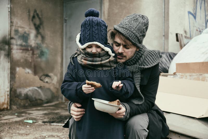 Pauvres p?re et enfant avec du pain photo libre de droits Pauvres p?re et enfant avec du pain photo libre de droits