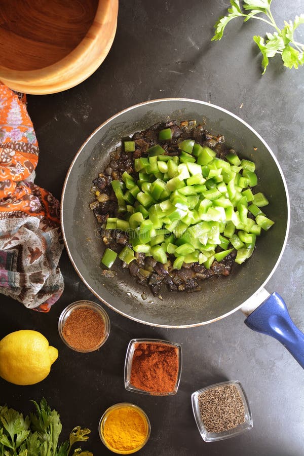 Pav Bhaji - receptförberedelsefoto med foto av den sista maträtten och den traditionella matthaen fotografering för bildbyråer Pav Bhaji - receptförberedelsefoto med foto av den sista maträtten och den traditionella matthaen fotografering för bildbyråer