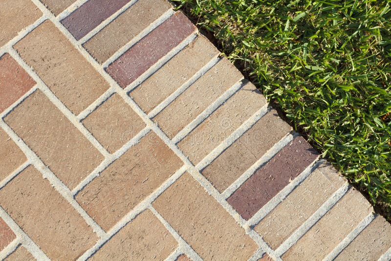 Pavers τούβλου διάβαση πεζών και πολύβλαστη πράσινη χλόη στοκ φωτογραφίες