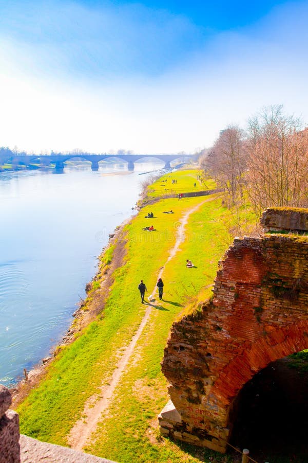 Pavia-Grünstreifen Vul und Brücke der Freiheit lizenzfreie stockfotografie Pavia-Grünstreifen Vul und Brücke der Freiheit lizenzfreie stockfotografie