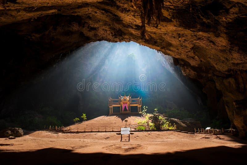 Pavilhão real na caverna de Phraya Nakhon, Khao Sam Roi Yot Nation fotografia de stock royalty free Pavilhão real na caverna de Phraya Nakhon, Khao Sam Roi Yot Nation fotografia de stock royalty free