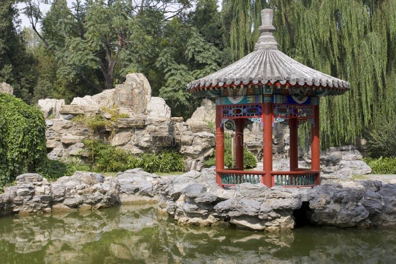 Paviljoen in een Chinees park stock foto's Paviljoen in een Chinees park stock foto's