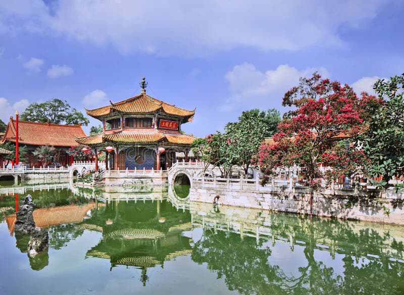 Paviljoen in groene vijver, Yuantong-Tempel, Kunming, Yunnan-Provincie, China wordt weerspiegeld dat royalty-vrije stock afbeelding Paviljoen in groene vijver, Yuantong-Tempel, Kunming, Yunnan-Provincie, China wordt weerspiegeld dat royalty-vrije stock afbeelding
