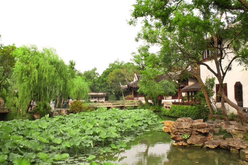 Paviljong i ödmjuk trädgård för administratör` s i Suzhou, Kina royaltyfri bild