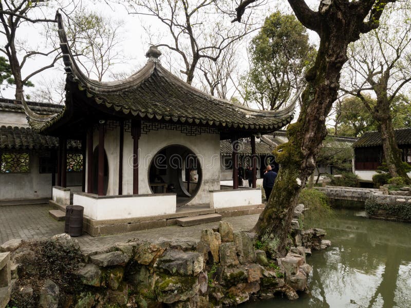 Pavillion dans le jardin de l'administrateur humble, un des jardins classiques les plus célèbres de Suzhou photographie stock libre de droits Pavillion dans le jardin de l'administrateur humble, un des jardins classiques les plus célèbres de Suzhou photographie stock libre de droits