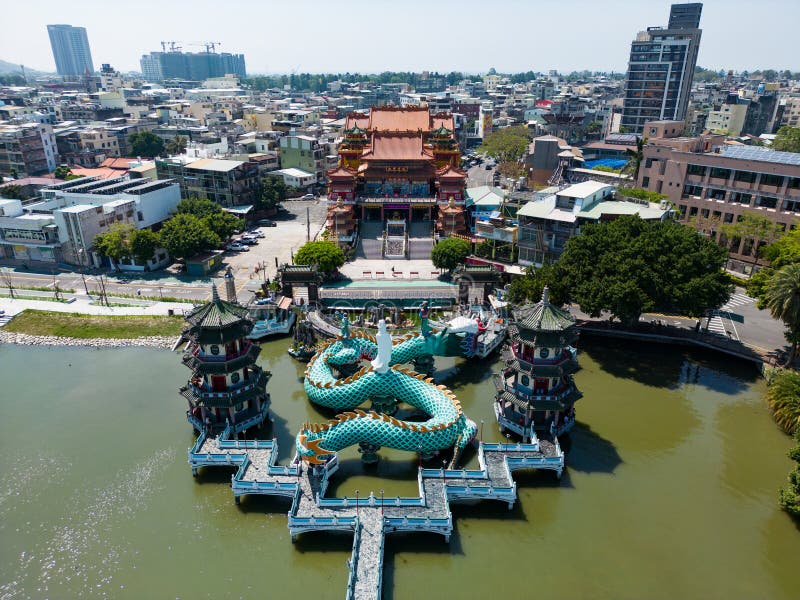 Pavillon de printemps et d'automne de taiwan avec des dieux et des sculptures de dragon photo stock