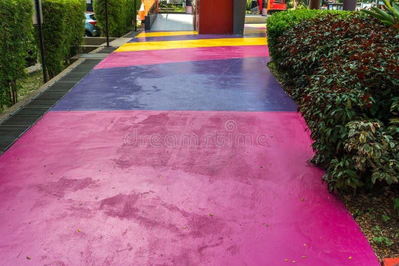 Pavimenti moderni e colorati all'aperto, trendy, ricoperti di colori di colore giallo e viola immagini stock libere da diritti Pavimenti moderni e colorati all'aperto, trendy, ricoperti di colori di colore giallo e viola immagini stock libere da diritti