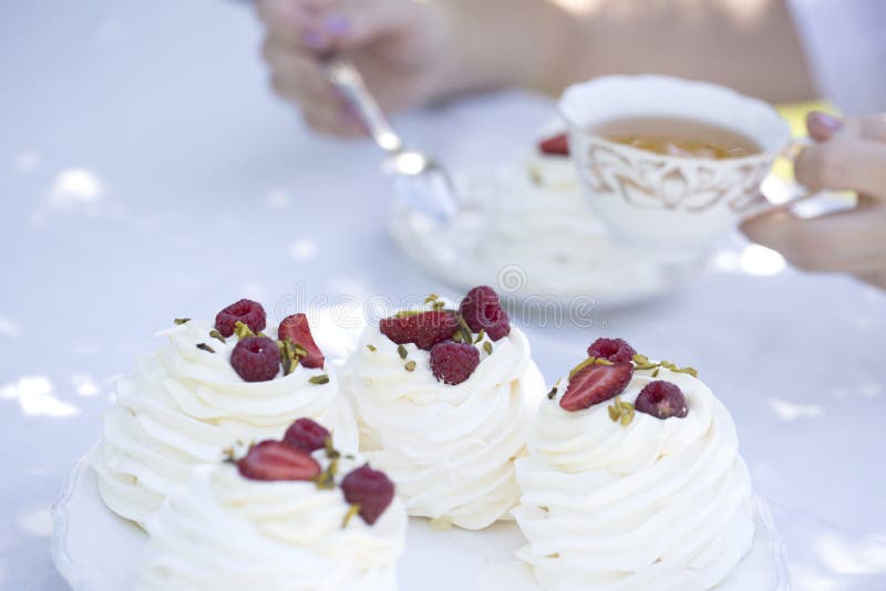 Pavlova agglutina con le bacche crema e fresche dell'estate Dolci di Pavlova fotografie stock libere da diritti Pavlova agglutina con le bacche crema e fresche dell'estate Dolci di Pavlova fotografie stock libere da diritti