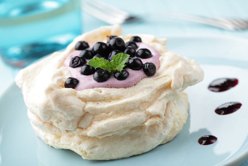 Pavlova dessert