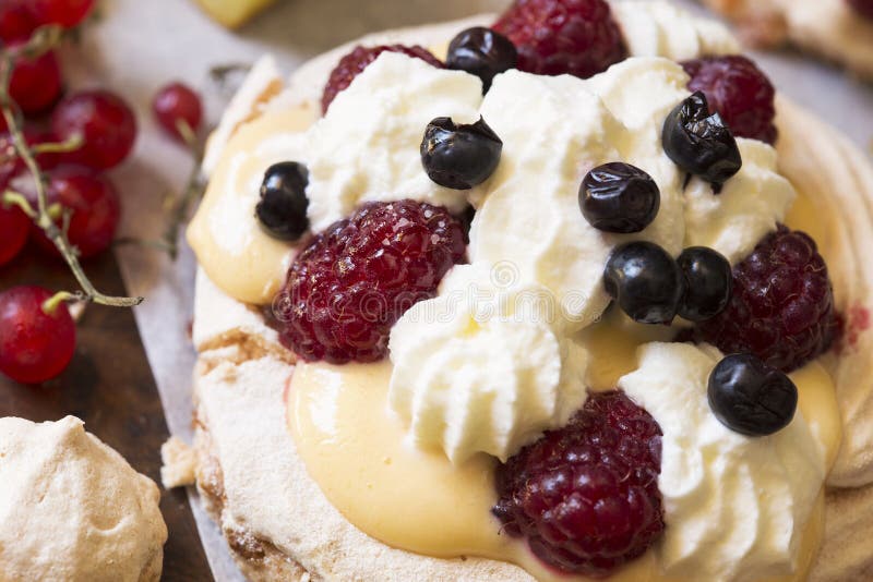 Pavlova-Kuchen lizenzfreies stockfoto Pavlova-Kuchen lizenzfreies stockfoto