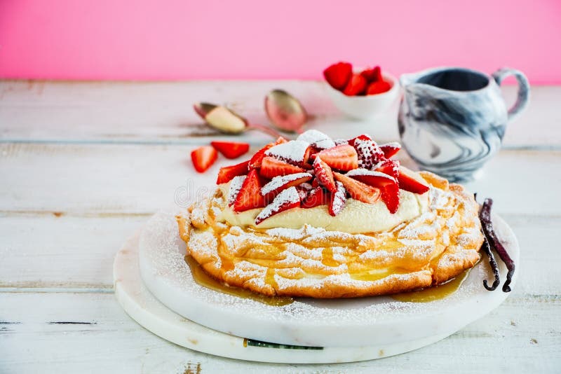 Pavlova-Kuchen mit Erdbeere stockbild Pavlova-Kuchen mit Erdbeere stockbild