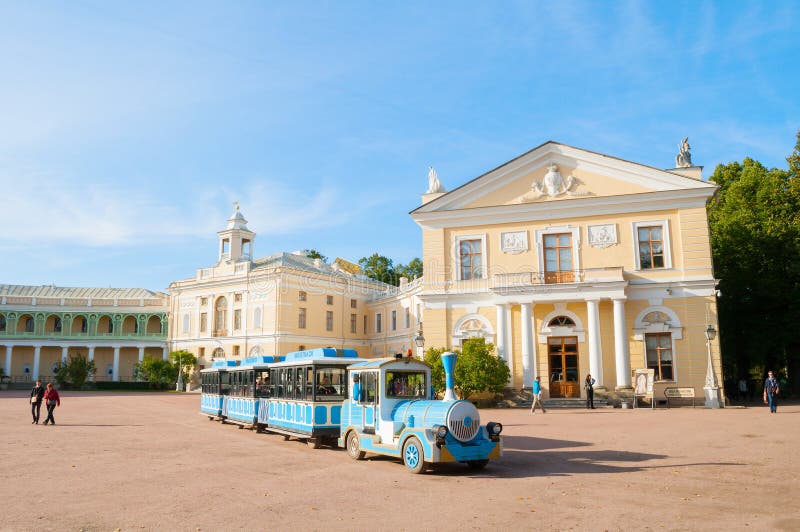 Pavlovsk-Palast in Pavlovsk-, St- Petersburg, Russland- und Besichtigungsfahrzeug mit Touristen lizenzfreies stockbild Pavlovsk-Palast in Pavlovsk-, St- Petersburg, Russland- und Besichtigungsfahrzeug mit Touristen lizenzfreies stockbild