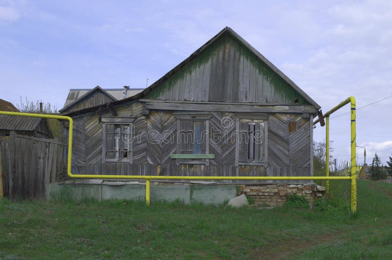 PAVLOVSK RYSSLAND - APRIL 25, 2017: det gamla trähuset och gasröret arkivbilder PAVLOVSK RYSSLAND - APRIL 25, 2017: det gamla trähuset och gasröret arkivbilder