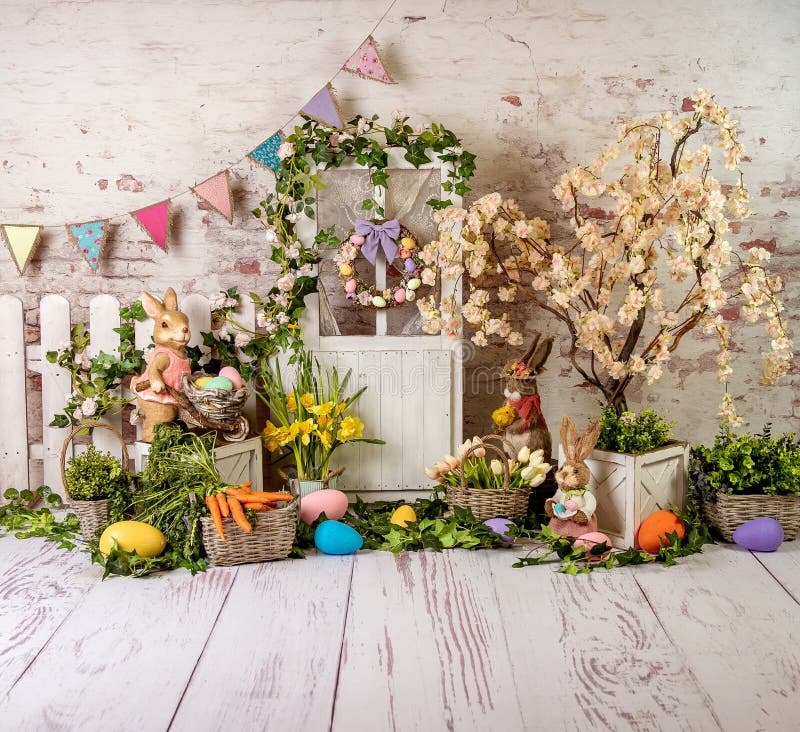 Pavè primaverile di pasqua con i fiori colorati rosa e uova di Pasqua gialle del bunny e fiori e parquet in legno vintage