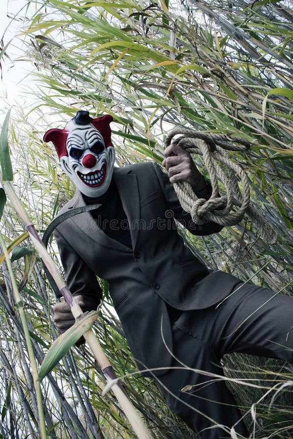 Payaso espeluznante que se divierte Asesino asustadizo fotografía de archivo libre de regalías Payaso espeluznante que se divierte Asesino asustadizo fotografía de archivo libre de regalías