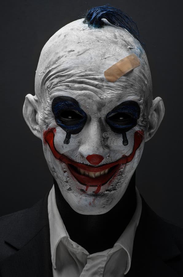Payaso Terrible Y Tema De Halloween: Payaso Azul Terrible Loco En El Traje Negro Aislado En Un Fondo Oscuro En El Estudio Imagen de archivo - Imagen de cara, sangre: 60477255 Payaso Terrible Y Tema De Halloween: Payaso Azul Terrible Loco En El Traje Negro Aislado En Un Fondo Oscuro En El Estudio Imagen de archivo - Imagen de cara, sangre: 60477255