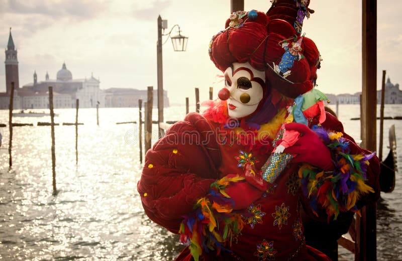 Payaso del Carnaval de Venecia con marioneta imágenes de archivo libres de regalías