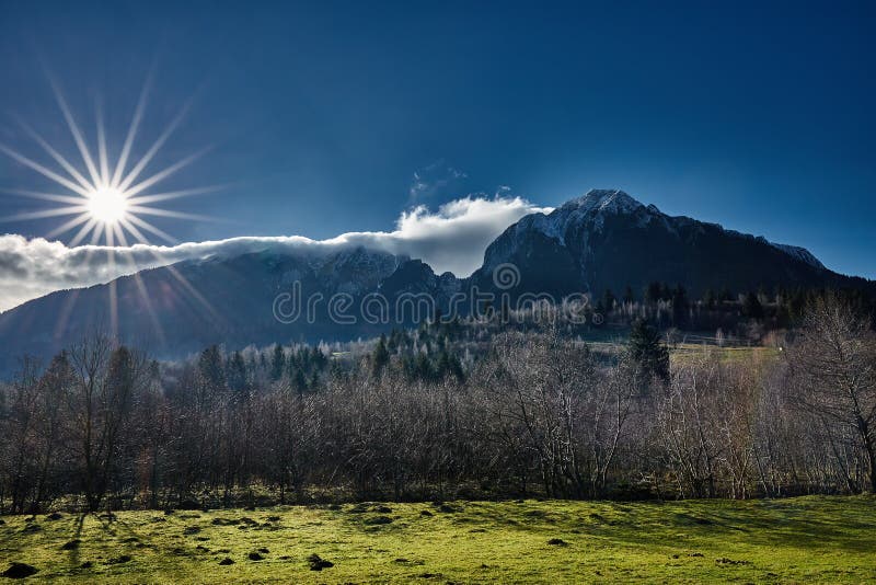 Paysage alpin avec un verger dans le premier plan photos libres de droits Paysage alpin avec un verger dans le premier plan photos libres de droits