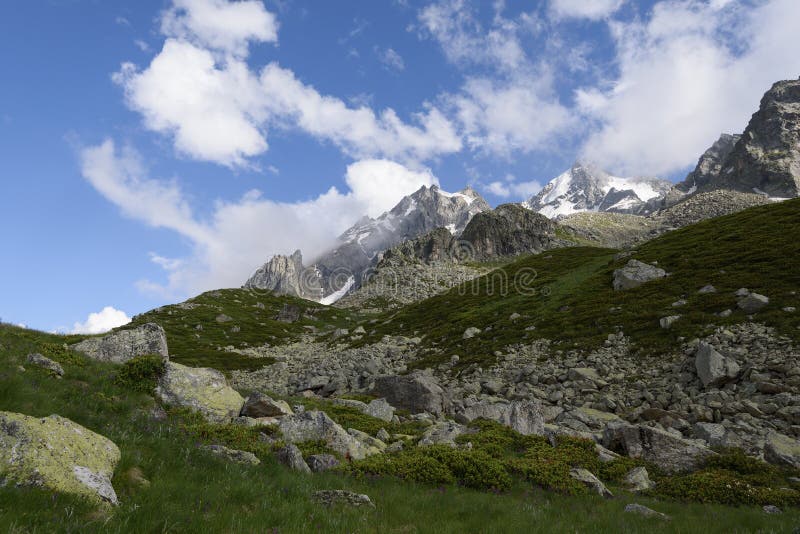 Download Paysage alpin tôt le matin photo stock. Image du beauté - 76089840