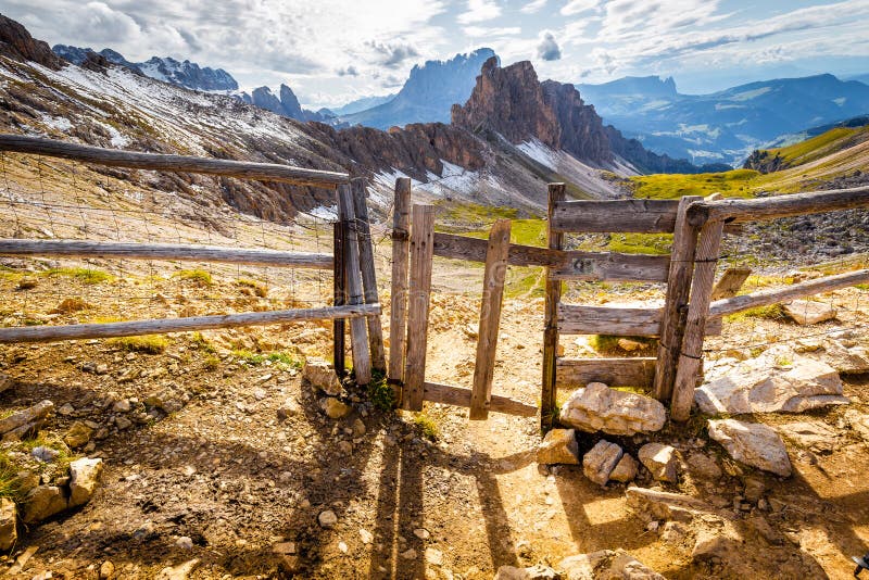 Paysage alpin Tyrol du sud Italie trail crête porte de guichet de col de montagne