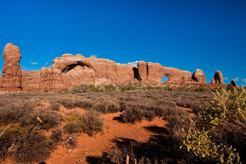 Paysage avec la voûte de fenêtre comme fond dans les voûtes parc national, Utah photos stock
