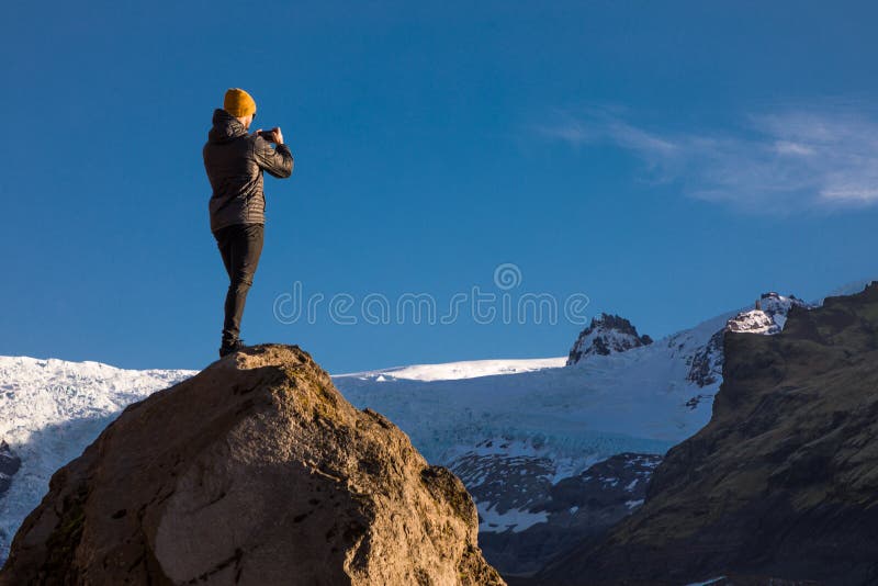 Paysage avec le grimpeur prenant Selfie au glacier de Svinafellsjofull en Islande photos stock Paysage avec le grimpeur prenant Selfie au glacier de Svinafellsjofull en Islande photos stock