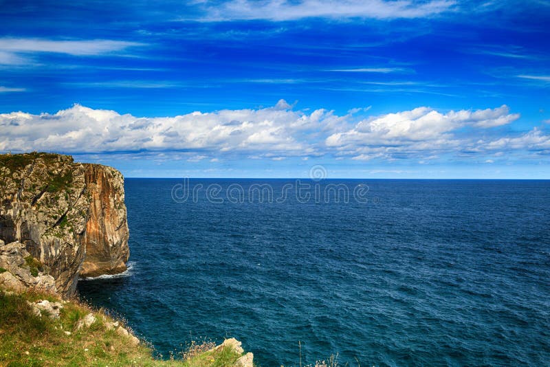 Paysage Avec Le Rivage D'océan Aux Asturies, Espagne Image ...