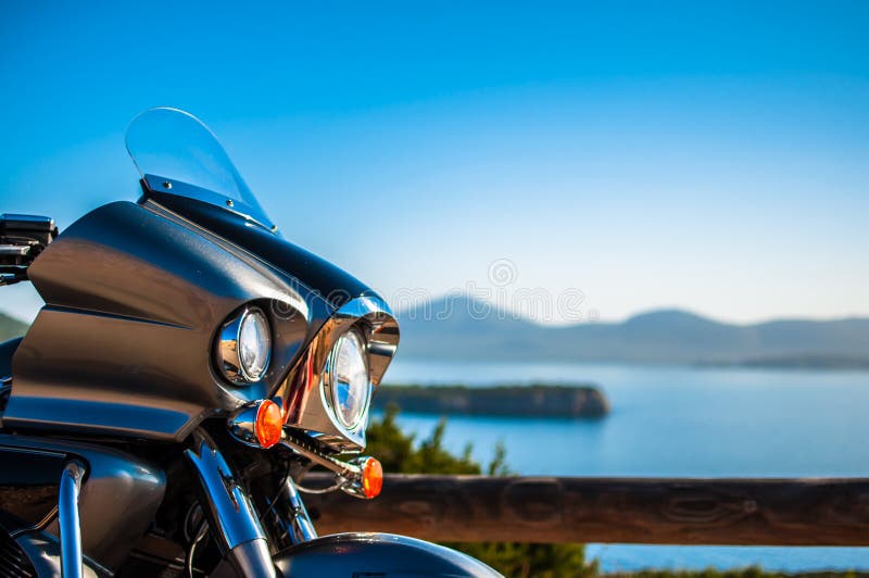 Paysage avec une moto sur la côte photographie stock libre de droits Paysage avec une moto sur la côte photographie stock libre de droits