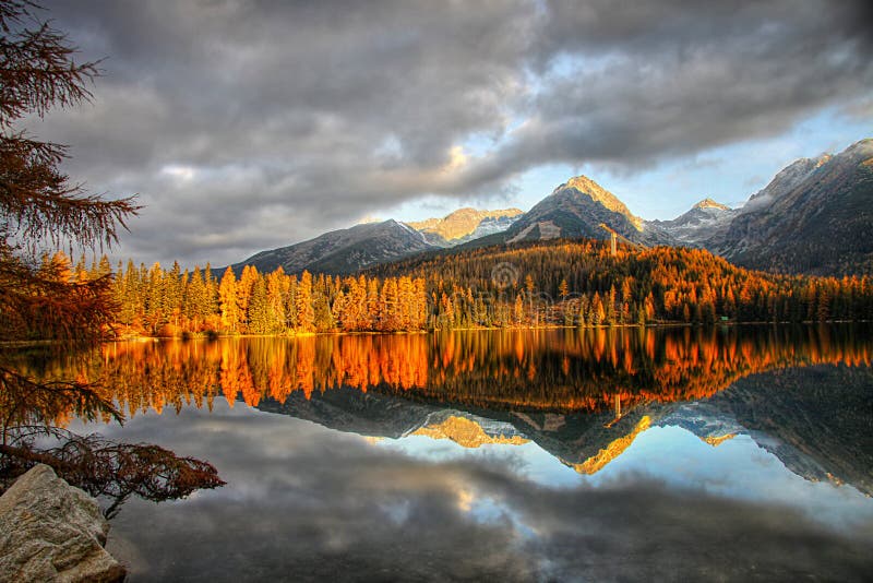 Paysage coloré d'automne, réflexion au lac, coucher du soleil de paysage photographie stock Paysage coloré d'automne, réflexion au lac, coucher du soleil de paysage photographie stock