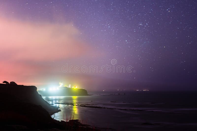 Paysage côtier de point de pilier une nuit étoilée photographie stock Paysage côtier de point de pilier une nuit étoilée photographie stock