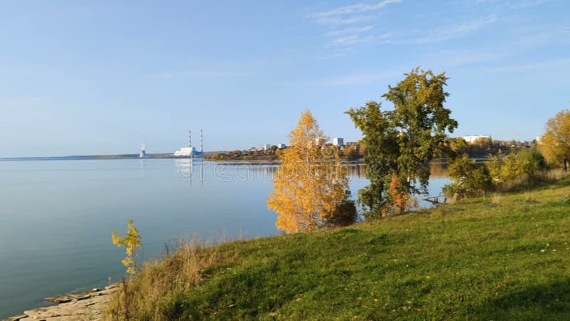 Paysage d'automne Centrale sur la rive du fleuve