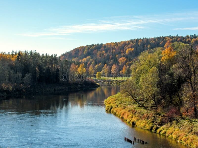 Paysage d'automne de Gauja River Valley et forêt colorée se reflétant dans l'eau de miroir photographie stock Paysage d'automne de Gauja River Valley et forêt colorée se reflétant dans l'eau de miroir photographie stock