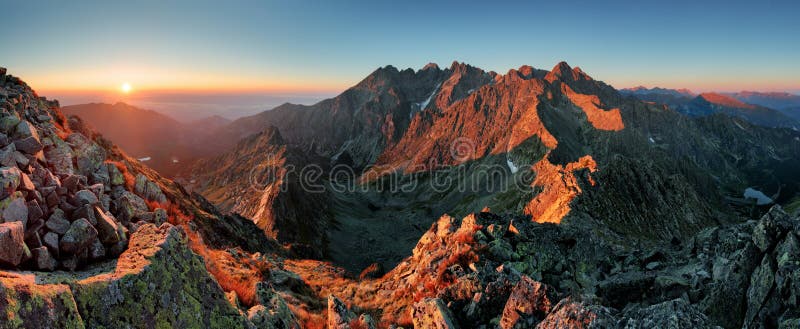 Paysage d'automne de montagne de panorama photographie stock libre de droits Paysage d'automne de montagne de panorama photographie stock libre de droits
