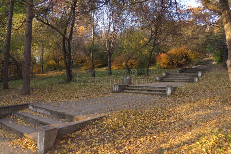 Paysage d'automne en vieux parc images libres de droits Paysage d'automne en vieux parc images libres de droits