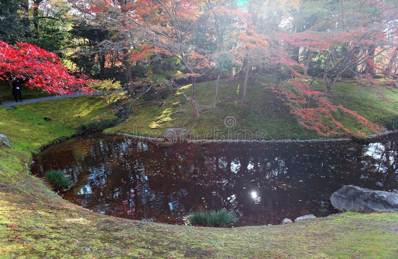 Paysage d'automne d'un beau coin dans un jardin japonais dans le palais impérial de Sento Villa Park royal à Kyoto, Japon photographie stock Paysage d'automne d'un beau coin dans un jardin japonais dans le palais impérial de Sento Villa Park royal à Kyoto, Japon photographie stock