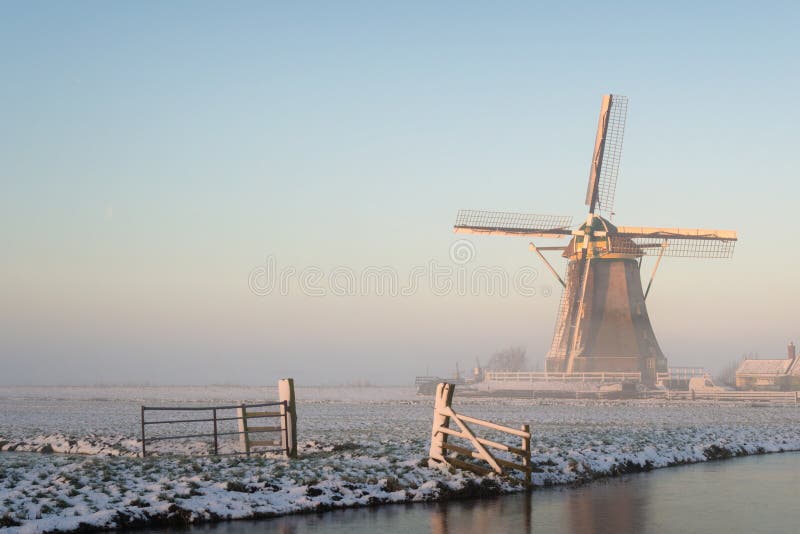 Paysage d'hiver aux Pays-Bas avec un moulin à vent photographie stock Paysage d'hiver aux Pays-Bas avec un moulin à vent photographie stock