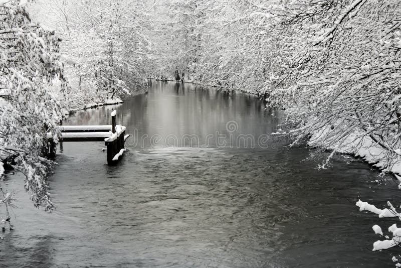 Paysage d'hiver avec la rivière photos stock Paysage d'hiver avec la rivière photos stock