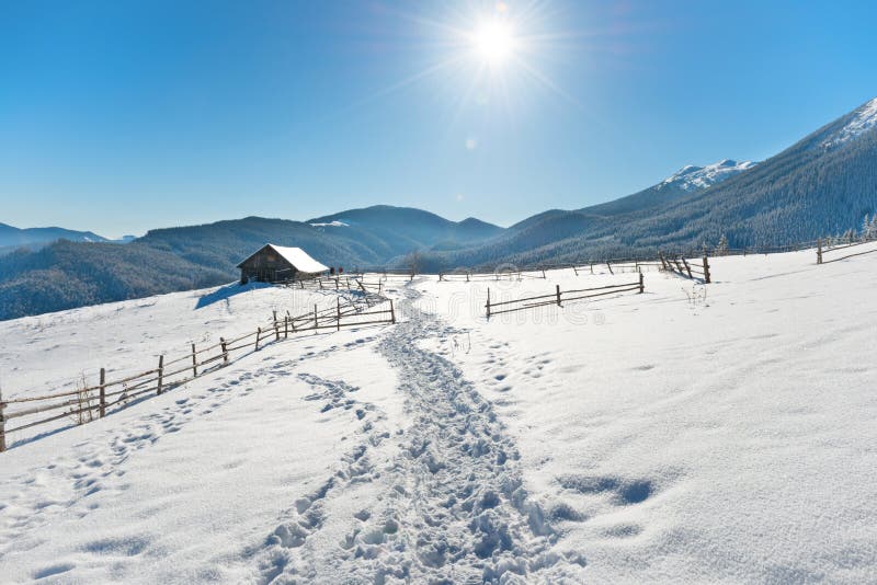 Paysage d'hiver avec une vieille maison rurale photographie stock libre de droits Paysage d'hiver avec une vieille maison rurale photographie stock libre de droits
