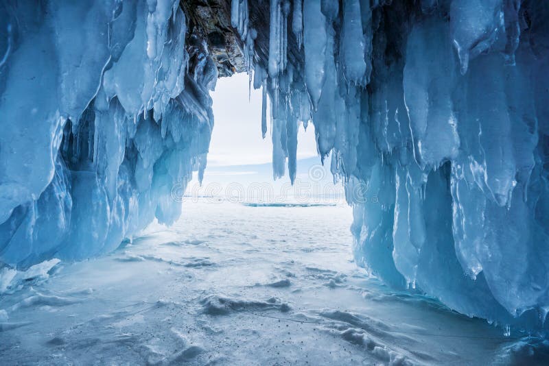 Paysage d'hiver, caverne de glace congelée avec la lumière du soleil lumineuse de la sortie chez le lac Baïkal à Irkoutsk, Russie