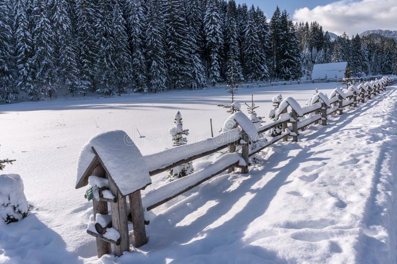 Paysage d'hiver dans une vallée de montagne Montagnes de Tatra poland photographie stock libre de droits Paysage d'hiver dans une vallée de montagne Montagnes de Tatra poland photographie stock libre de droits