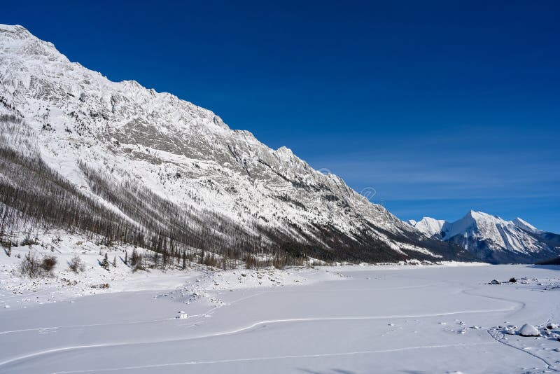 Paysage d'hiver de la médecine gelée de lac entourée par le Canadien les Rocheuses en Jasper National Park, Alberta, Canada photographie stock libre de droits Paysage d'hiver de la médecine gelée de lac entourée par le Canadien les Rocheuses en Jasper National Park, Alberta, Canada photographie stock libre de droits
