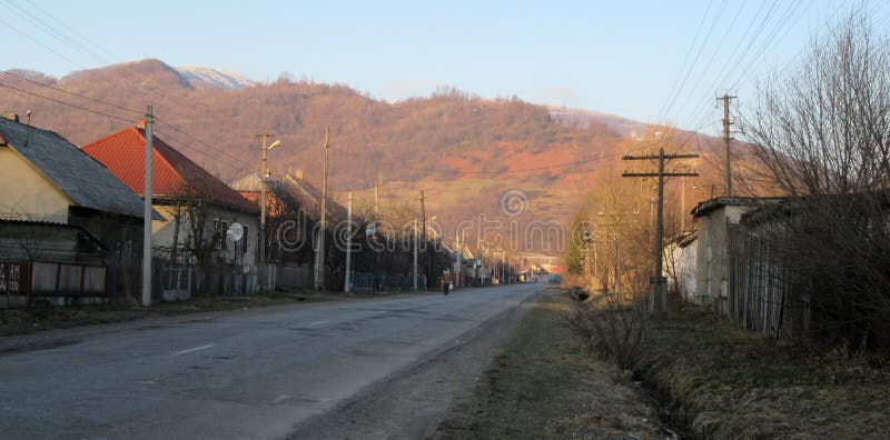 Paysage d'hiver de montagnes carpathiennes avec le ciel bleu, les arbres rouges et les nuages, fond naturel L'Ukraine 2018 photo stock Paysage d'hiver de montagnes carpathiennes avec le ciel bleu, les arbres rouges et les nuages, fond naturel L'Ukraine 2018 photo stock